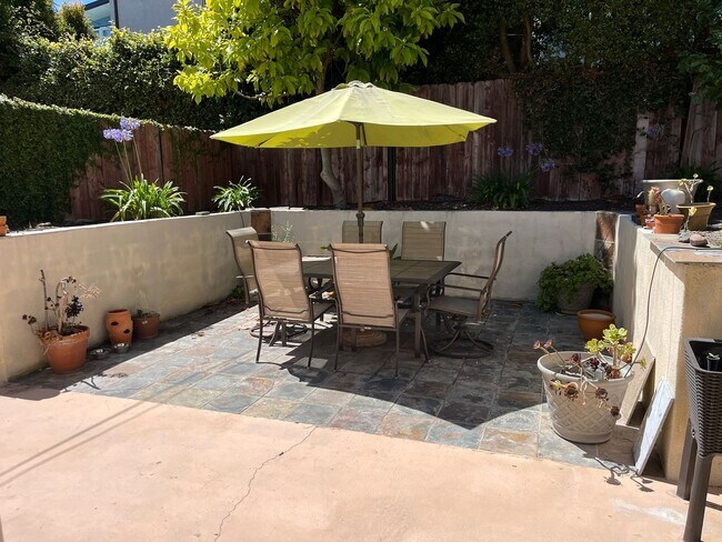 Building Photo - Charming Playa Del Rey Home with Spacious ...