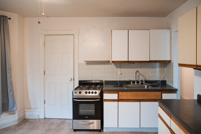 Building Photo - 556 Rose Ave E