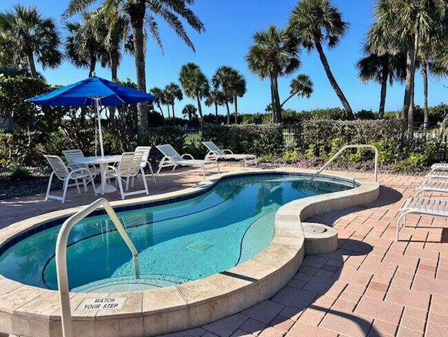 Building Photo - 2026 BEACH RENTAL- 2/2 Condo WITH PRIVATE ENTRY - BEACH PLACE - STEPS THE BEACH!!