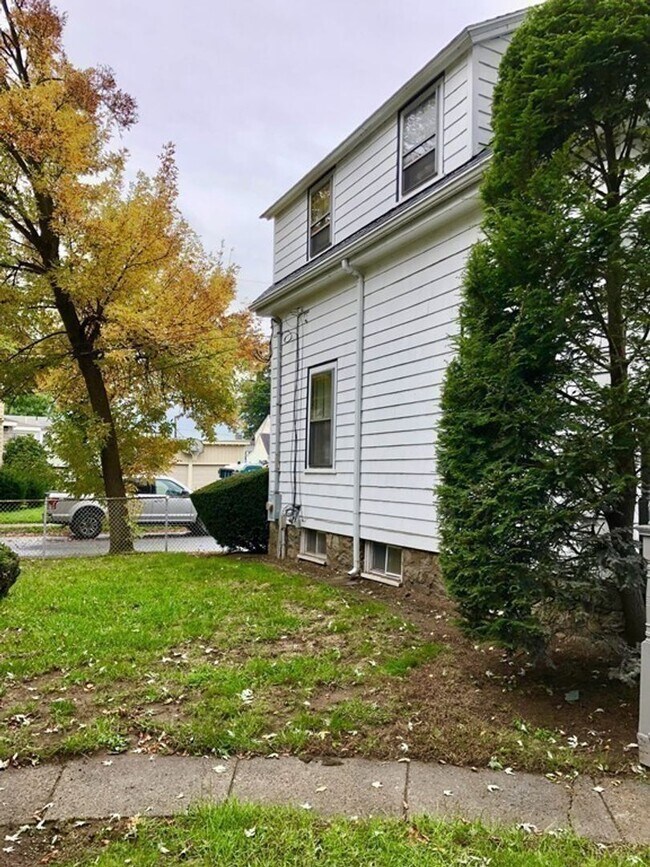 Building Photo - SINGLE FAMILY HOME IN BEAUTIFUL QUIET QUAI...