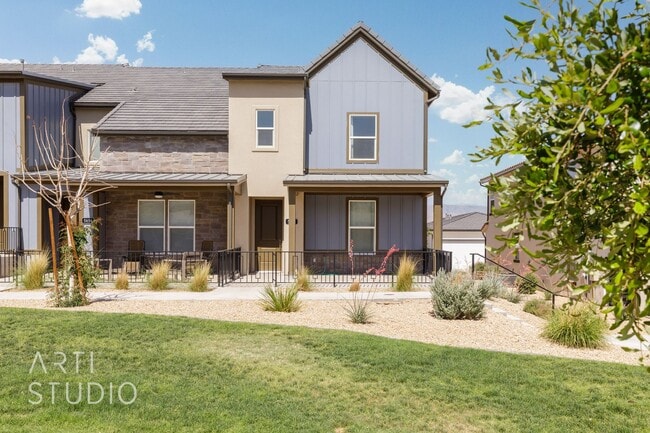 Building Photo - 3 Bedroom, 2.5 Bathroom Townhome in Auburn...