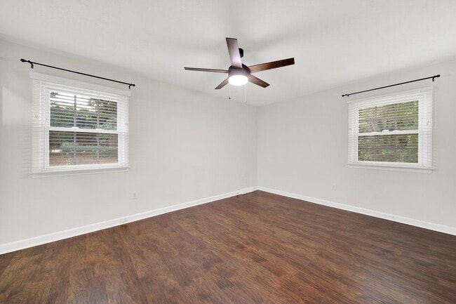 Building Photo - Beautifully Renovated Three Bed Two Bath R...
