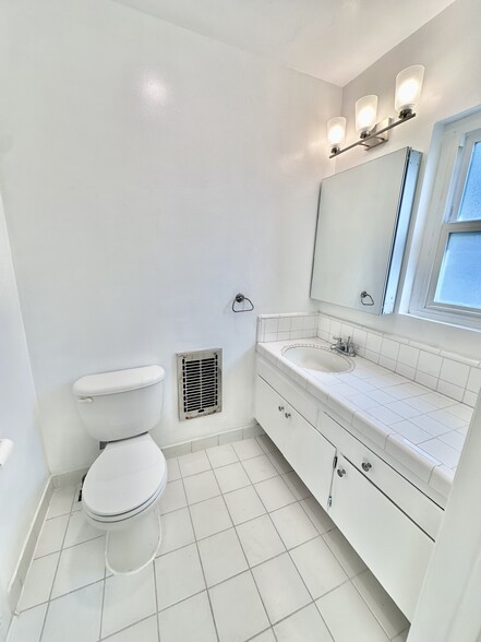 Building Photo - 1601 S Shenandoah St