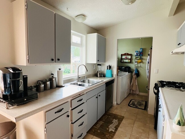 Building Photo - Beautiful yard, 3 bedroom 1 bath rambler i...