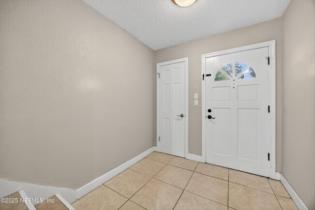 Building Photo - 3945 Oak St