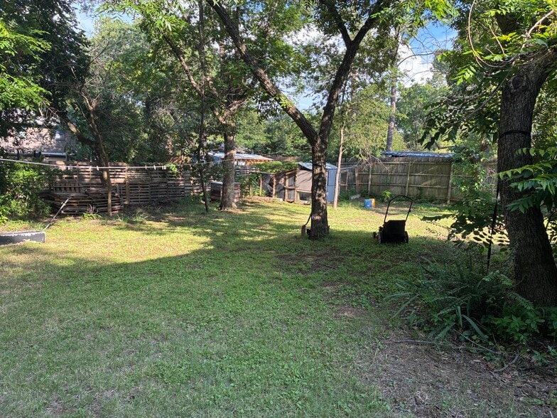 Large backyard with mature trees and spacious patio - 1301 Kendolph Dr