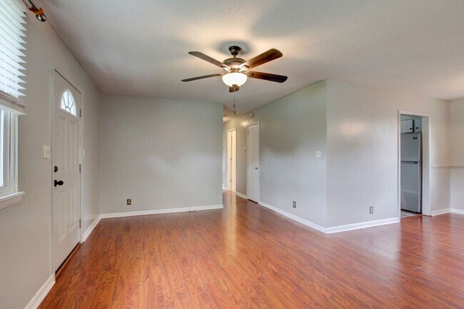 Building Photo - 729 Welsey Dr