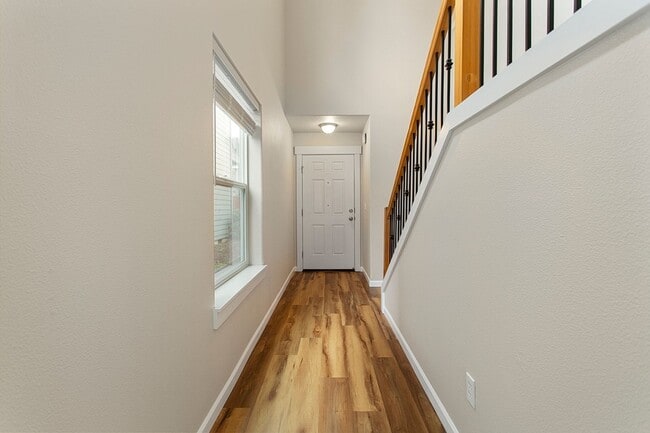 Building Photo - 4 bedrooms 2.5 bath, fenced backyard, AC, ...