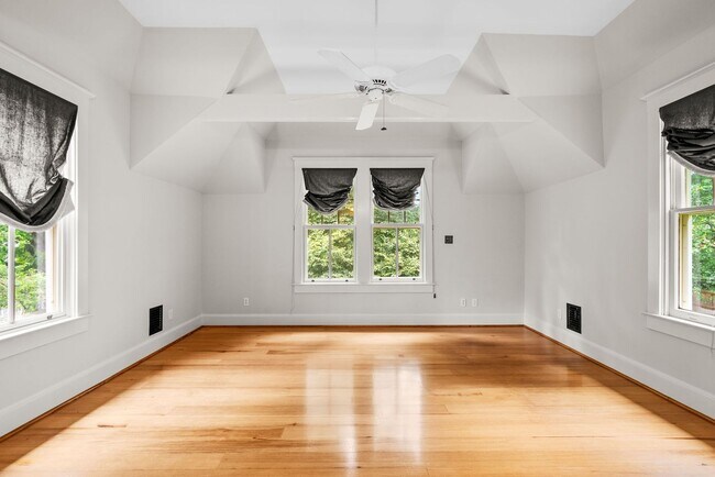 Building Photo - 4 Bed 3.5 bath - Kensington Victorian - Mo...