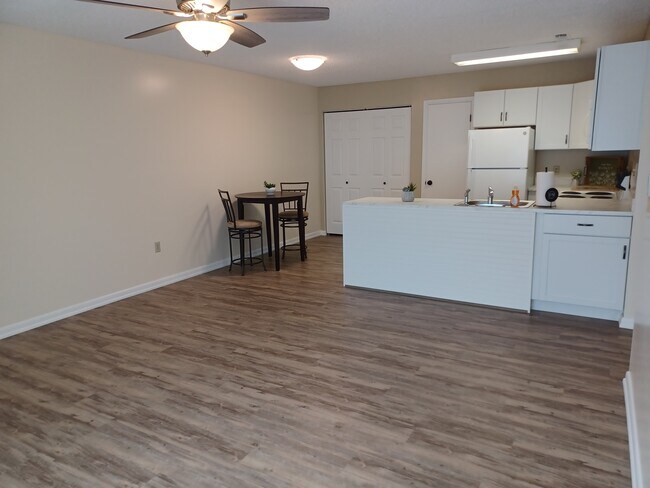 Building Photo - 582 Moull St