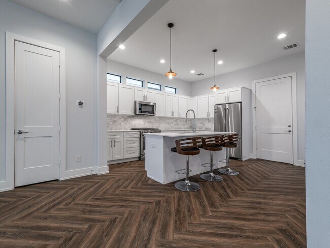 Building Photo - 210 E 32nd St