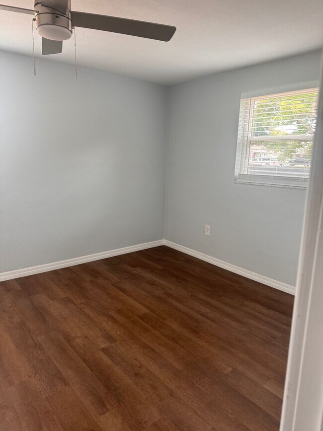 Building Photo - Renovated 2/2 available now !
