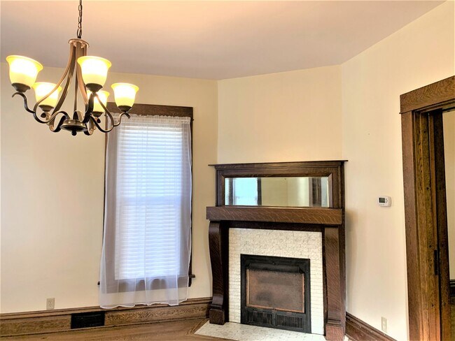 Building Photo - Large Beautiful Historic Home