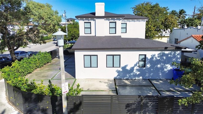 Building Photo - 927 SW 18th Ave