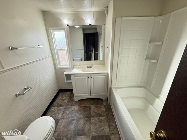 Building Photo - 3bd/2ba Home with a Large Yard - Near Randall Park!