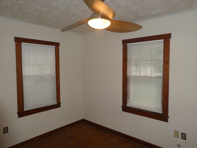 Building Photo - Charming Home Downtown