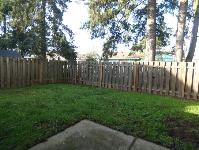 Building Photo - 3 bed 2 bath Duplex