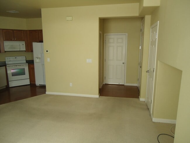 Building Photo - 2 bedroom, 2.5 bath and a loft in a quiet neighborhood