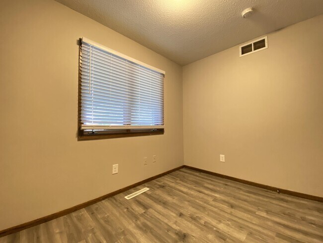 Building Photo - 624 Meadow Run Dr SW