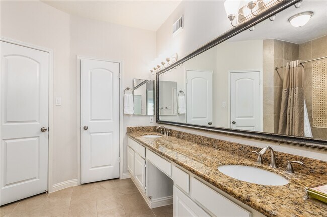 Building Photo - 910 Fleetwood Pl Dr