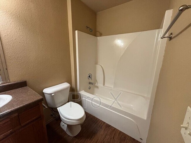 Building Photo - 3304 SW Victoria Pl