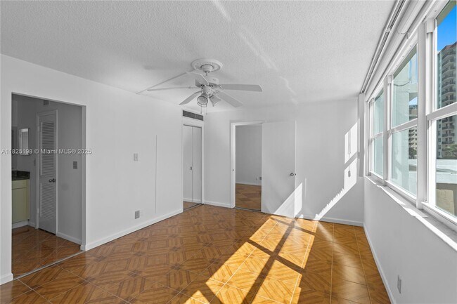 Building Photo - 1410 S Ocean Dr