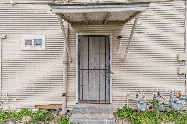 Primary Photo - 2407 S New Braunfels Ave