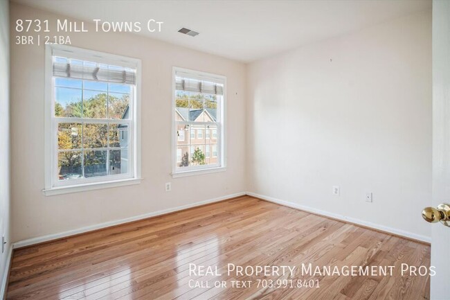 Building Photo - Bright & Spacious End-Unit Townhome – Perf...