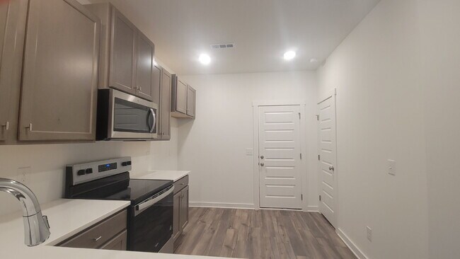 Building Photo - "Charming 3-Bed Townhouse Retreat with Granite Elegance in Prime Huntsville Location!"