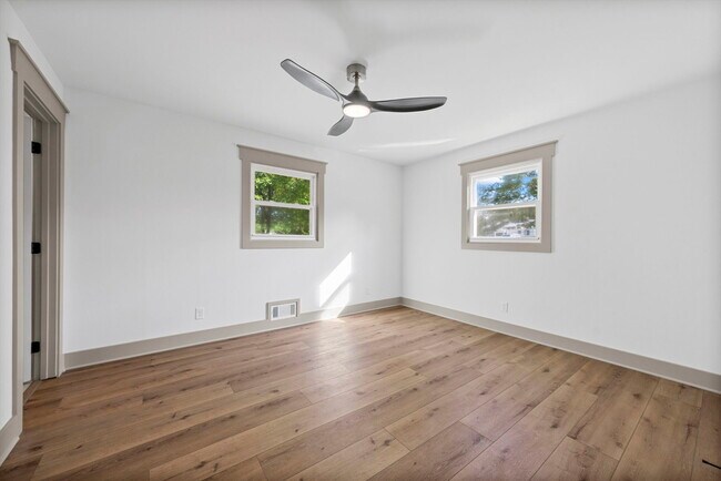 Building Photo - 460 Hilltop Trail