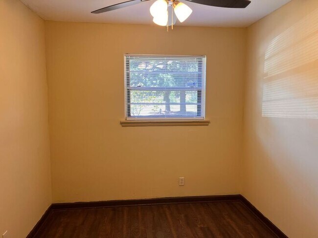 Building Photo - 216 Meadow Park Dr