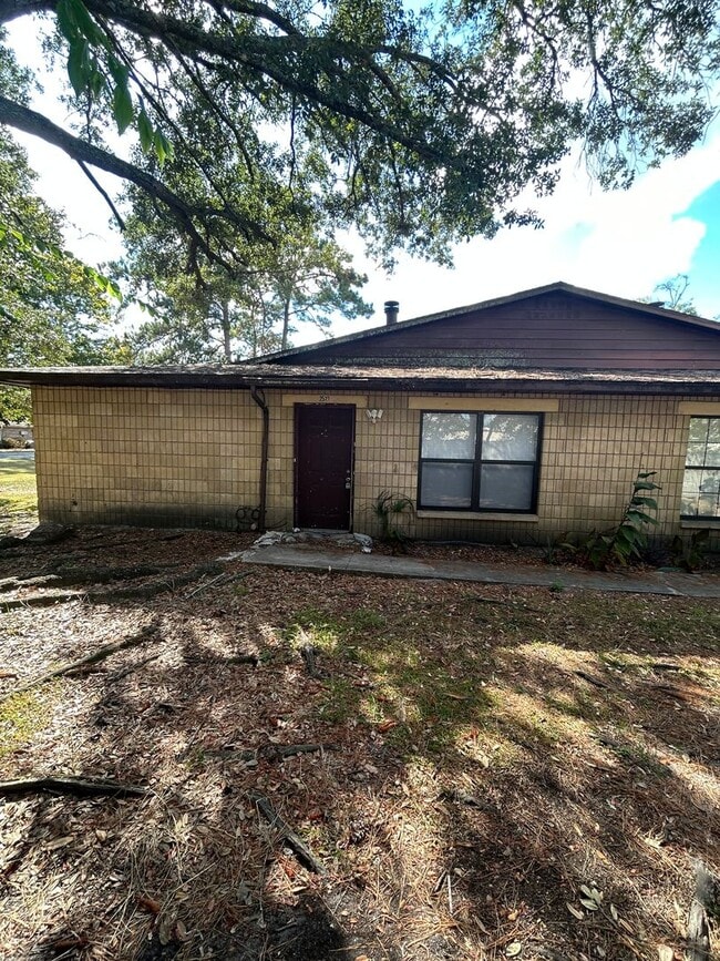 Building Photo - AVAILABLE NOW !