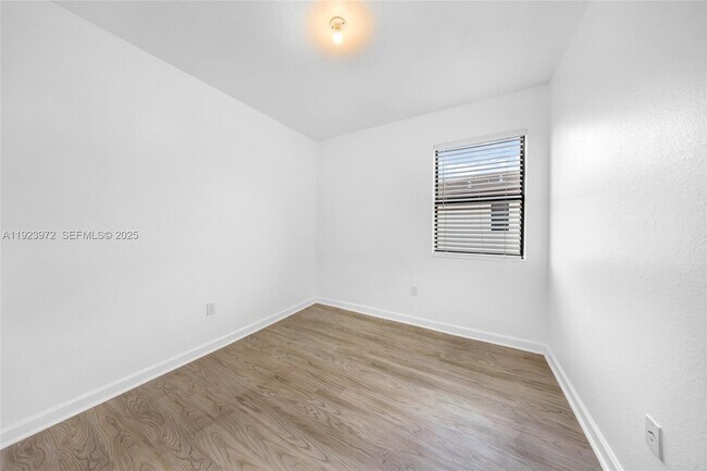 Building Photo - 268 NE 210th Way