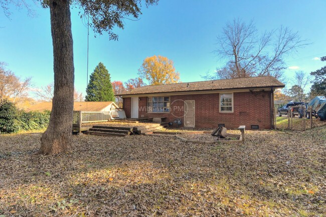 Building Photo - NO HOA, Ranch House 3br/1/5bth Work Trucks...