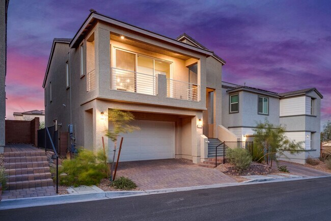 Building Photo - Like new, split-level, 3 bed, 2.5 bath, with bonus room & Strip views in West Las Vegas!