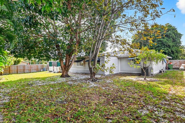 Building Photo - 320 Riverdale Rd