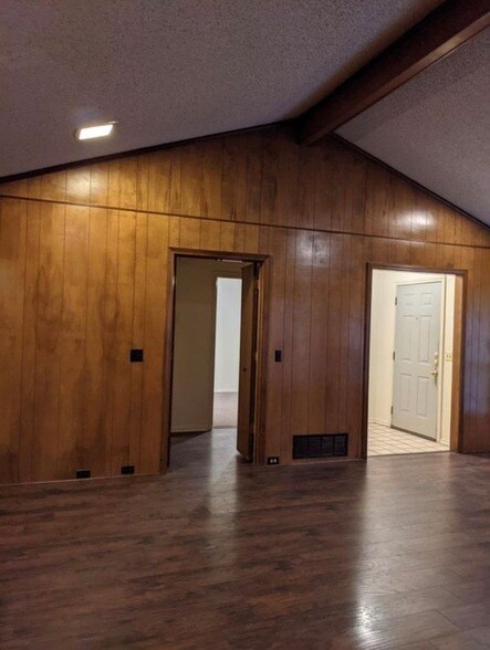 Building Photo - 3321 San Mateo Dr