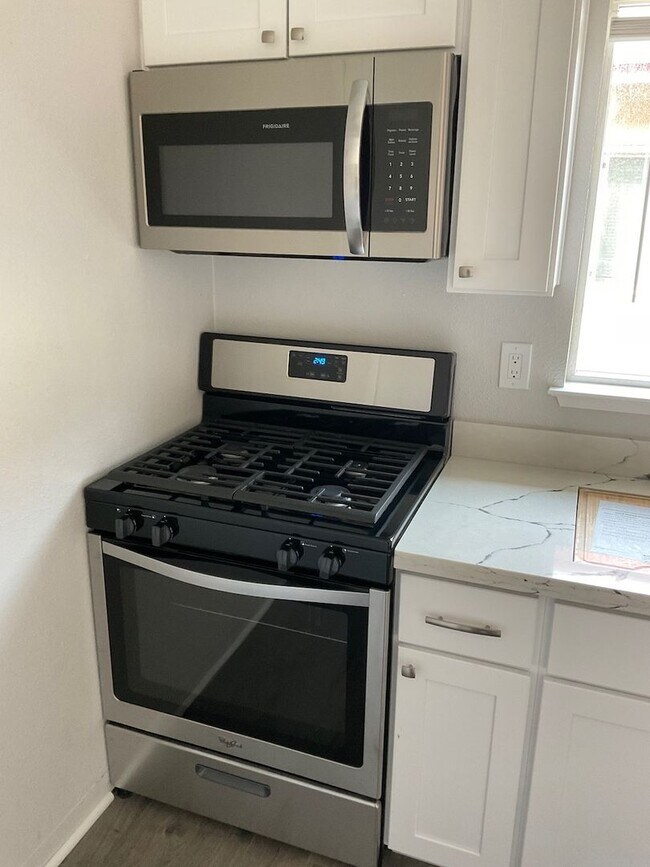 Building Photo - Nicely remodeled 1bd apt close to downtown