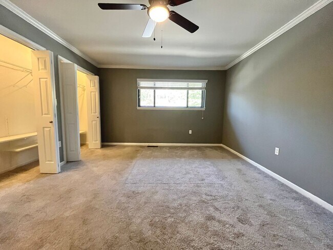 Building Photo - Newly listed!