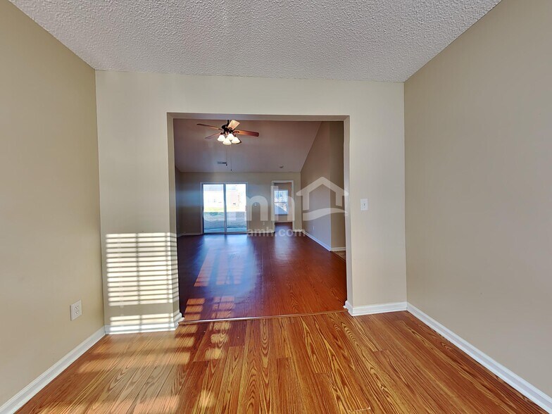 Building Photo - 5018 Thornton Dr