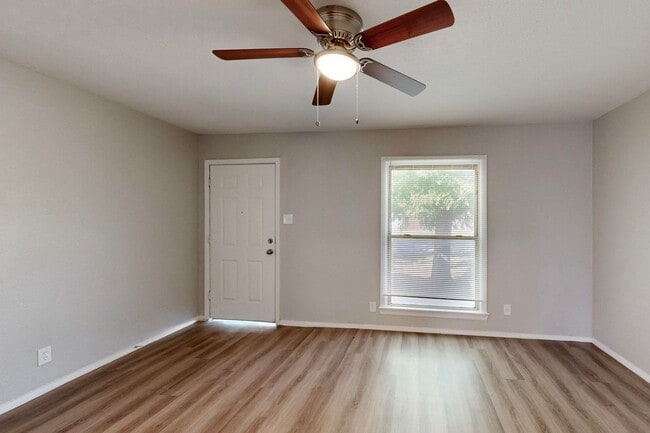 Building Photo - Charming 2-Bedroom Cottage with Big Backyard