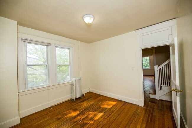 Building Photo - 2026/2027 JHU Off-Campus 5bd/3ba Charles Village w/ W/D & parking!.. Available 6/9/26