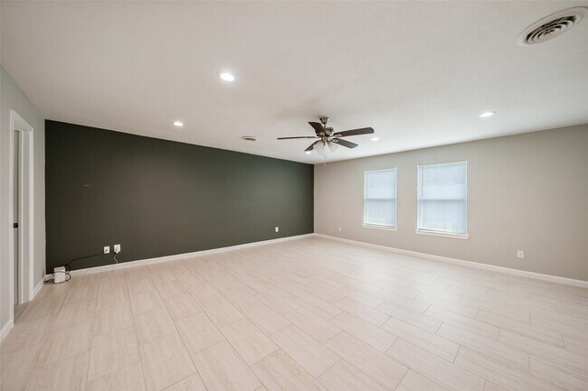Building Photo - 5755 Belvedere Dr