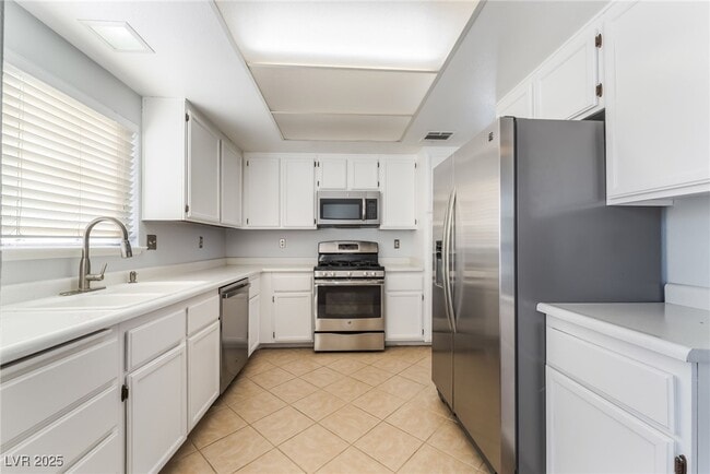 Building Photo - 5761 Cloverleaf Cir