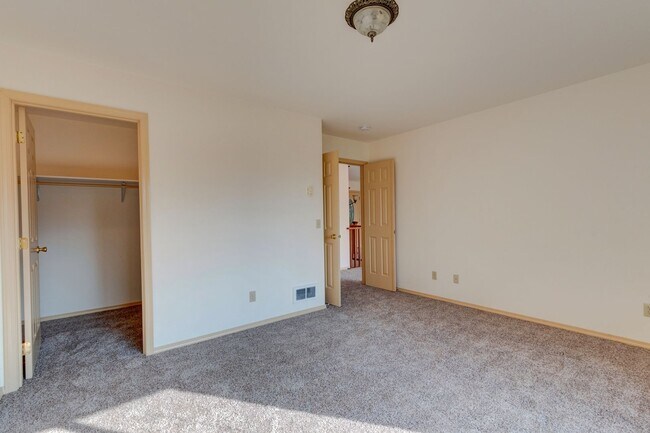 Building Photo - 2 bedroom and 2.5 Bath - Admirals Cove Home