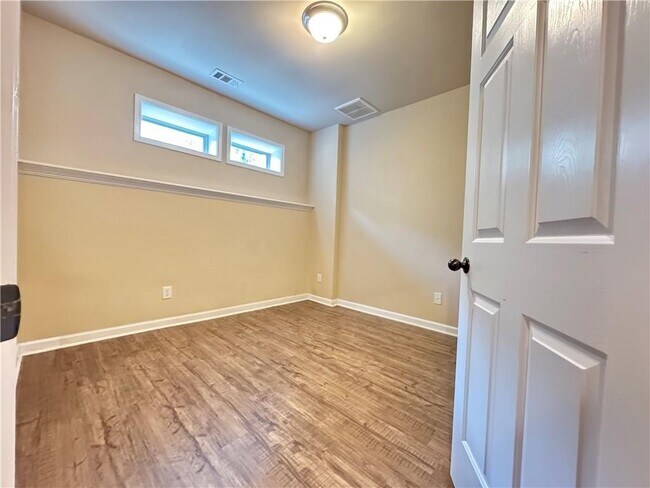 Building Photo - 738 Grove Manor Park