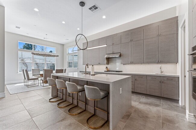 Building Photo - 724 W Pleasant Oak Trl
