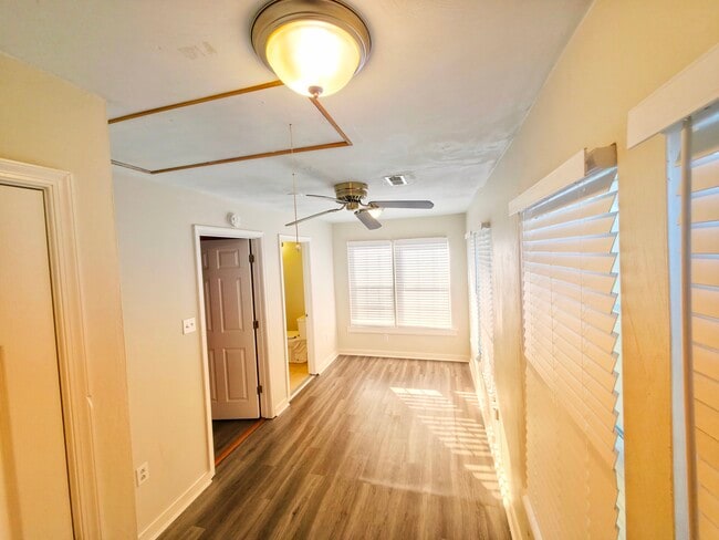 Building Photo - 400 Jamestown Ave