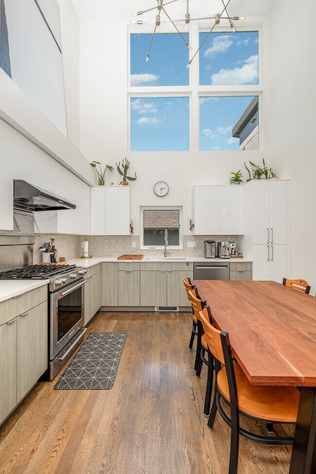 Building Photo - Modern Ballard Townhome | 2 Bed + 2.5 | 1,...