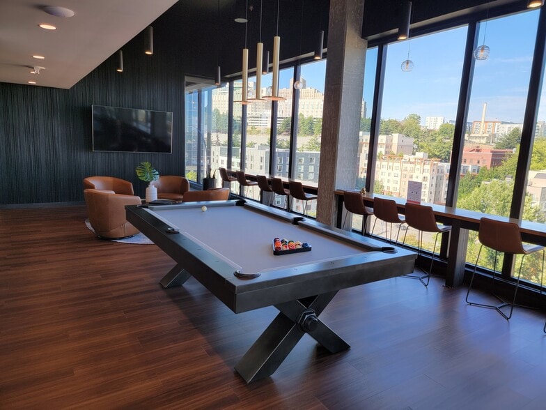 Amenity: Pool table in lounge - 450 S Main St